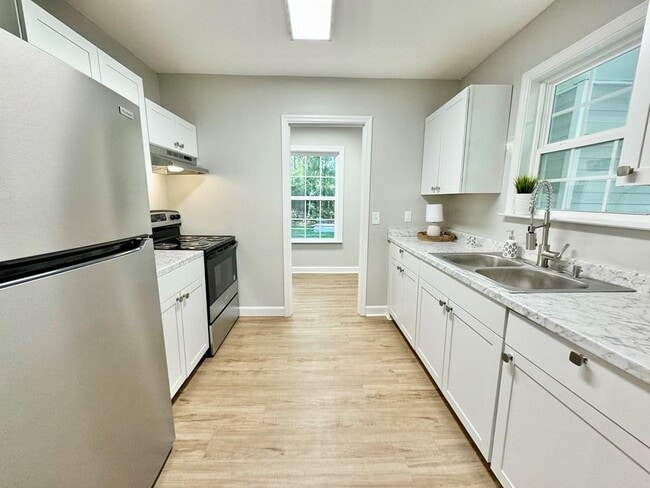 Building Photo - 413 Canna Dr