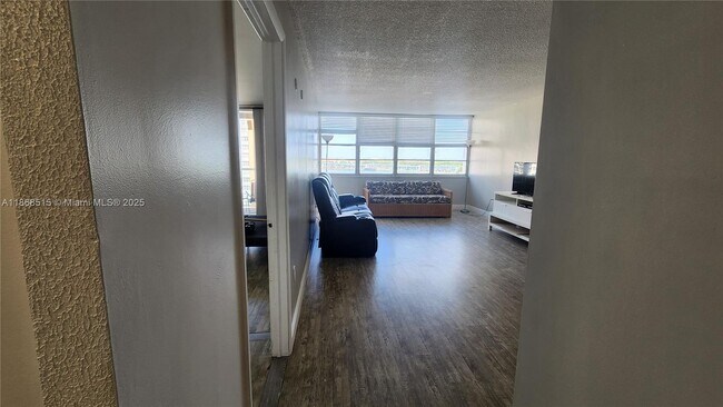 Building Photo - 1351 NE Miami Gardens Dr