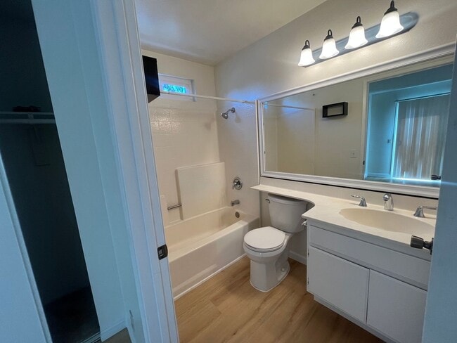 Building Photo - Amazing 2 Bed/3 Bath home in Chino!