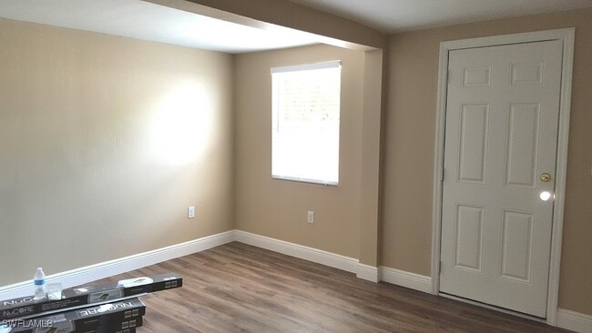 Building Photo - 12080 Moss Dr