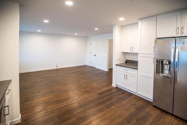 Building Photo - 2207 E Daily Dr