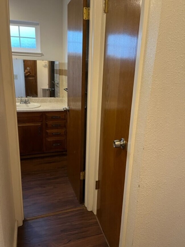 Building Photo - Single story 3 bedroom 2 bath home