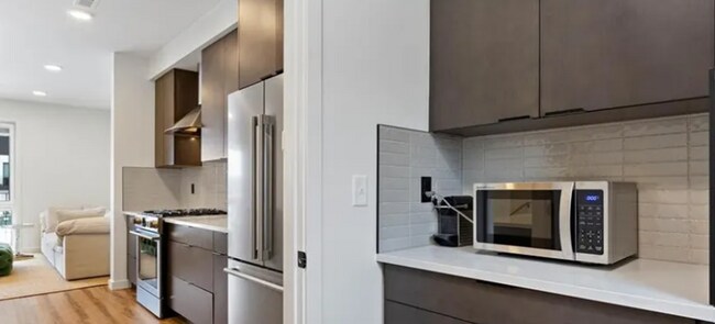 Building Photo - MODERN 3 BEDROOM 3 BATH NEAR CAMPUS