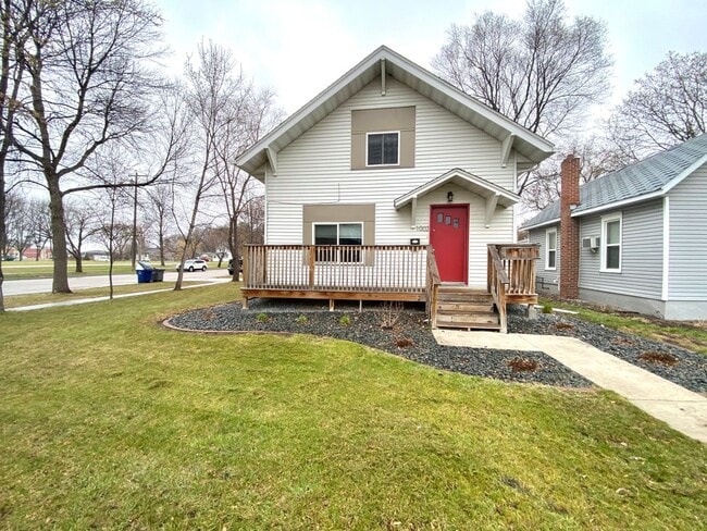 Building Photo - Spacious 5-Bedroom Home Near MSUM & Concordia – Perfect for Students or Large Households!