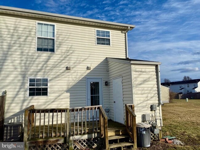 Building Photo - 142 Surrey Club Ln