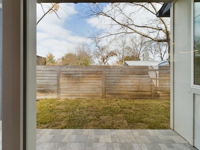 Building Photo - 1402 W 51st St