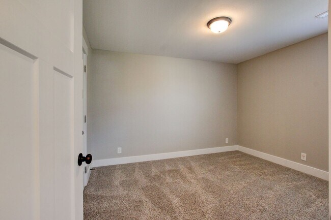 Building Photo - Fresh and Clean 3 bed/2 bath minutes from Exit 8.  Show Stopper!