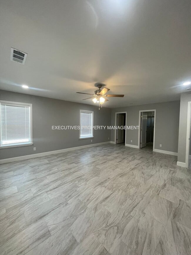 Building Photo - 1957 CA-140