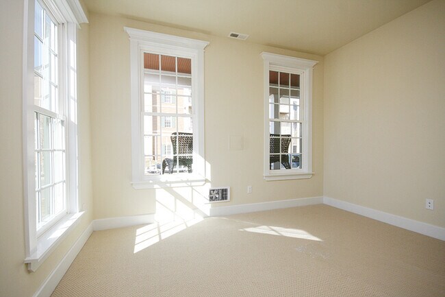 Building Photo - Inviting End-Unit Old Trail Townhome
