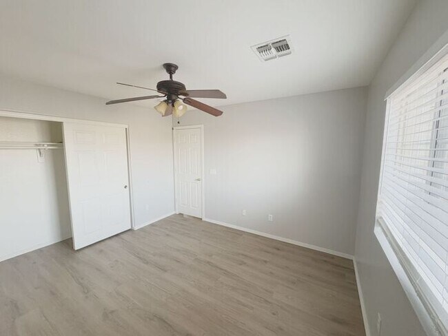 Building Photo - Large 4Bedrooms- 3Bath Home!!!