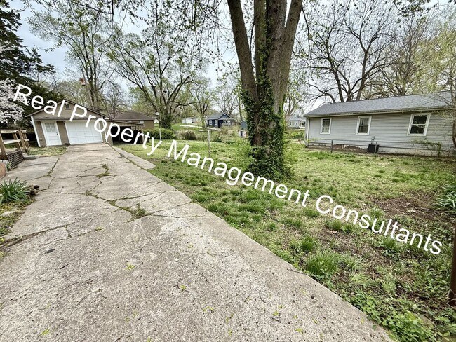 Building Photo - Quaint Home with Lots of Space