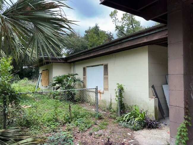Building Photo - Newly renovated 3 bed 2 bath home in priva...