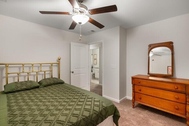 Building Photo - Newer home with Community Pool!