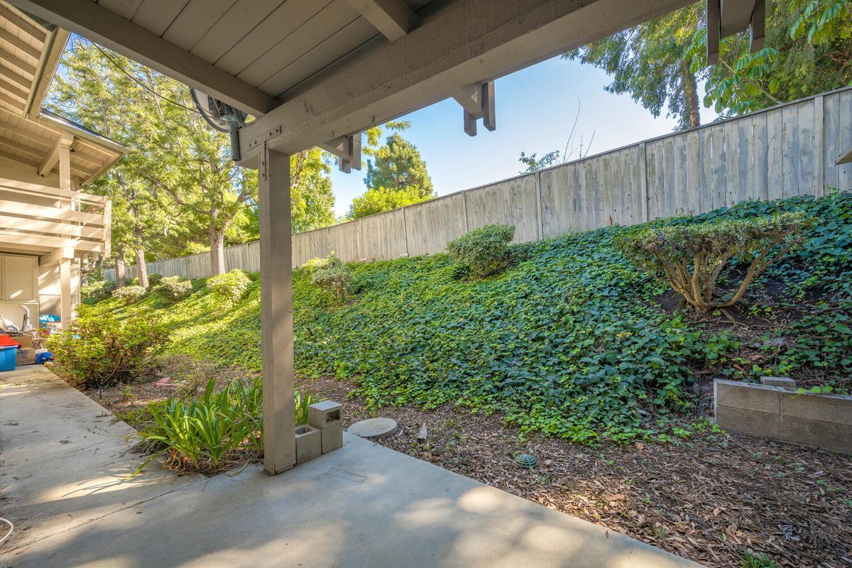 Building Photo - 23732 Hillhurst Dr