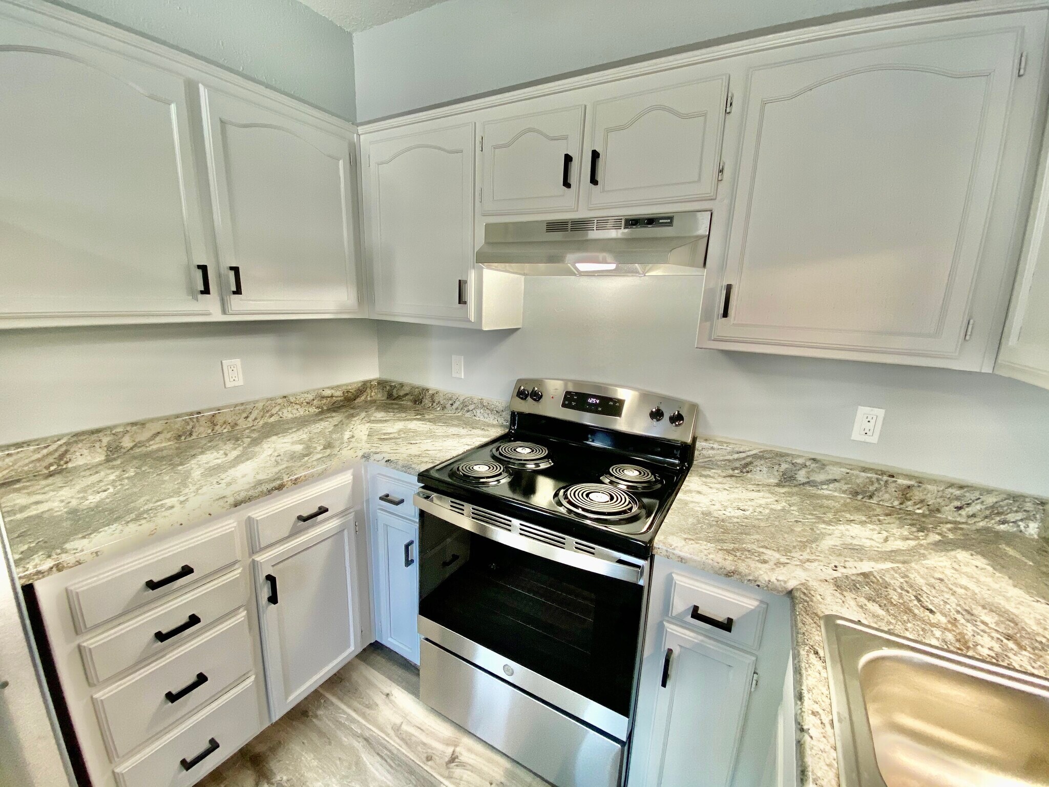 Building Photo - 1902 S Claremont Ave