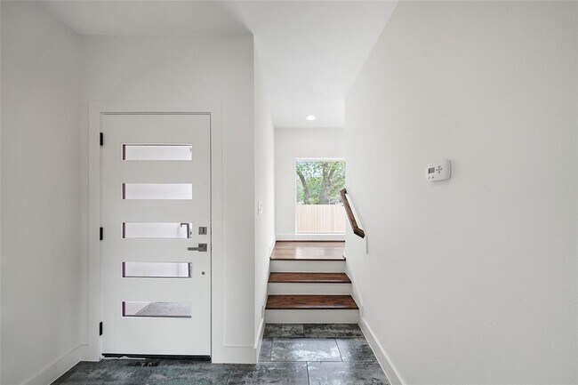 Building Photo - 1539 W 23rd St