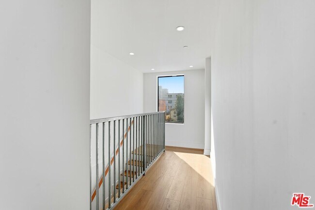 Building Photo - 1822 Overland Ave