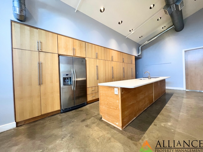 Building Photo - Maintenance Free Living ~ Close to KSU & Aggieville ~ Pet Friendly