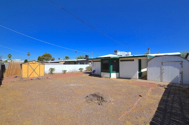 Building Photo - Move In Ready!  Amazing Tempe Location