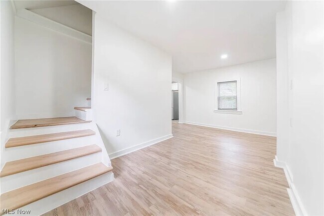 Building Photo - 2053 W 45th St