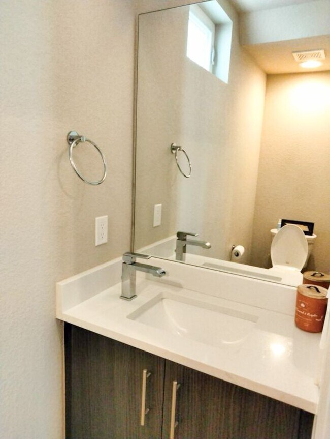 Building Photo - Beautiful 3 bedroom 2.5 bathroom condo MOVE IN SPECIAL