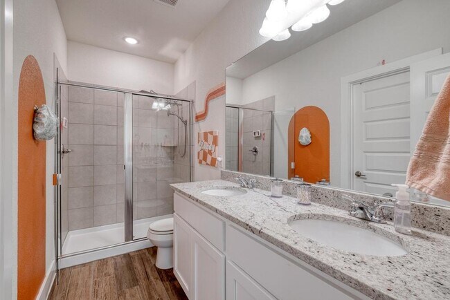 Building Photo - 620 Parkline Dr