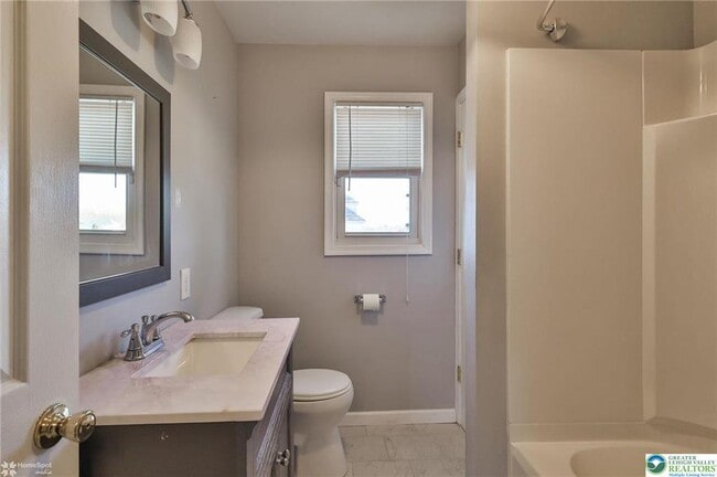 Building Photo - 2811 Kingsview Ave