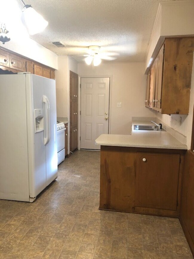 Building Photo - 1208 Alpine Dr