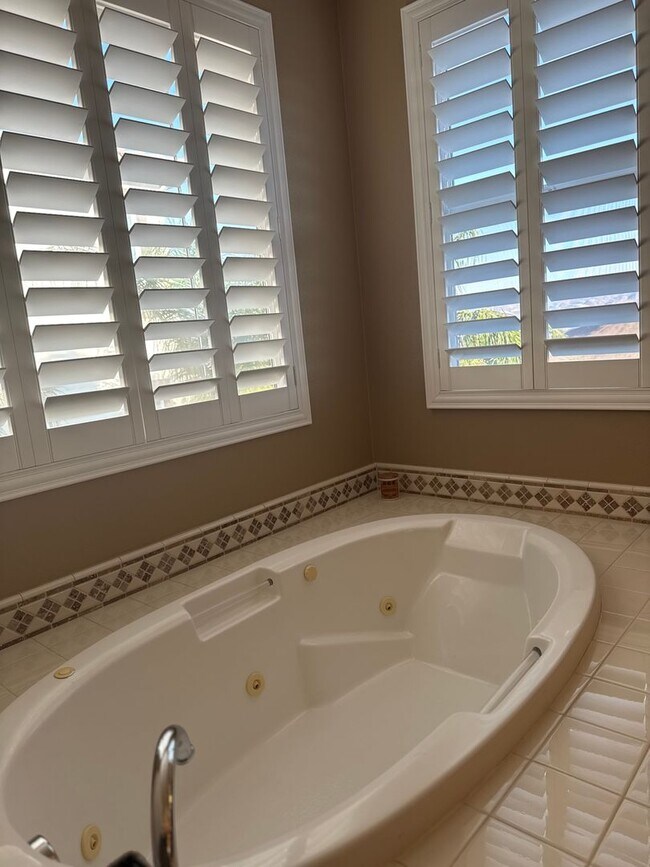 Building Photo - 5 Bedroom Lake Hills home with stunning La...