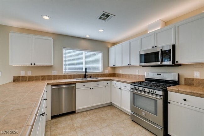 Building Photo - 25 Precipice Ct