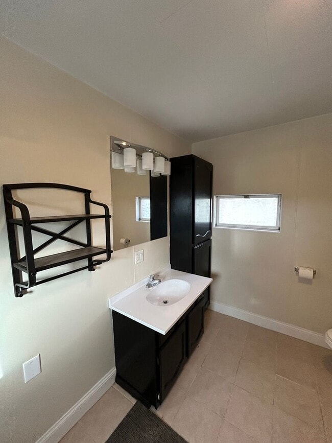 Building Photo - 1121 E 3rd St