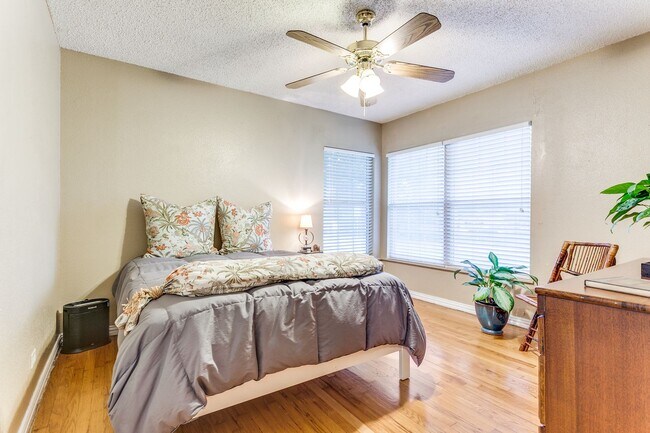 Building Photo - 2-BEDROOM DUPLEX IN WILSHIRE TERRACE