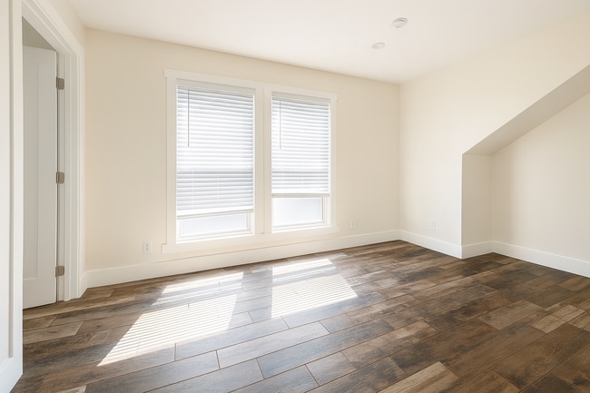 Building Photo - 1462 W 28th St