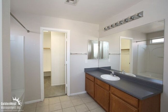 Building Photo - Charming 3Bdm 2.5Ba Home in Las Vegas