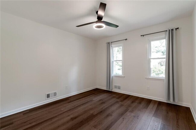 Building Photo - 3480 Tanbark Ct NE