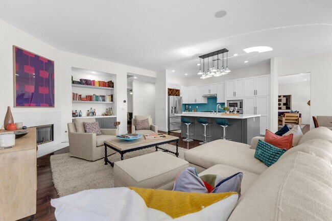 Building Photo - 35 Calle La Reina