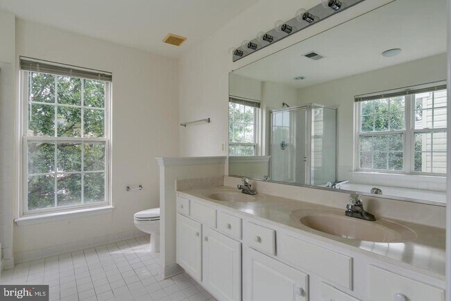 Building Photo - 13129 Park Crescent Cir