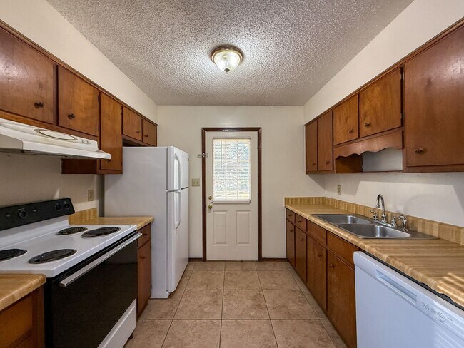 Building Photo - Well maintained 2 bedroom 1 bath duplex ~ lawn care, pest control & trash included!