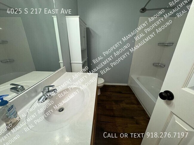 Building Photo - Beautiful 4-Bedroom Home with Office, Cove...