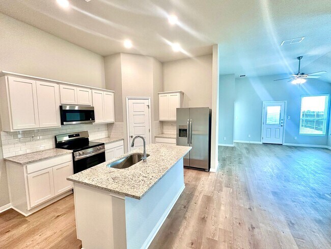 Building Photo - Luxury 3-Bed, 2-Bath Duplex in Buda!