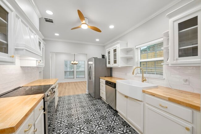 Building Photo - 6411 Illinois St