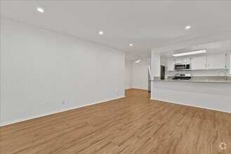 Building Photo - Beautiful Glendale Apartment!