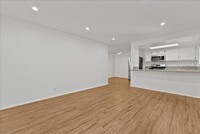 Building Photo - Beautiful Glendale Apartment!