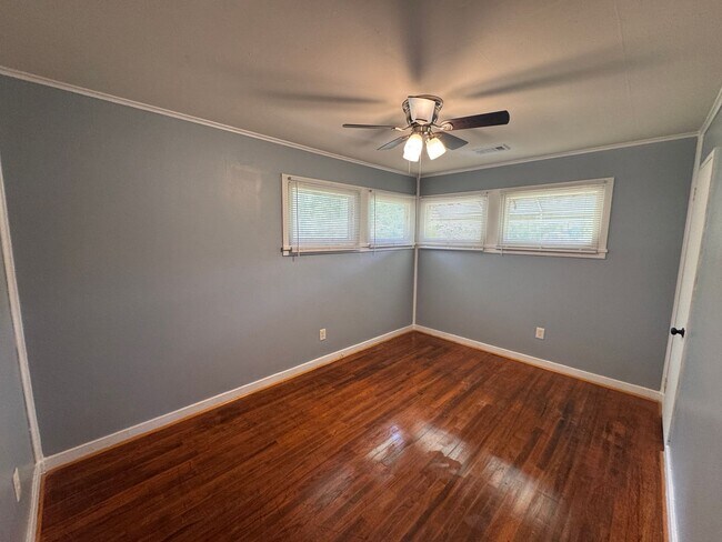 Building Photo - 413 Dell Dr