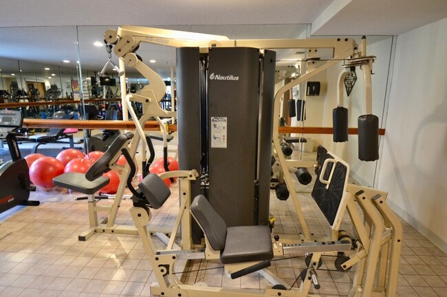 Building Photo - Spacious Bankers Hill 2/2 Condo! Walk to Balboa/Little Italy! 2 Parking Spots!