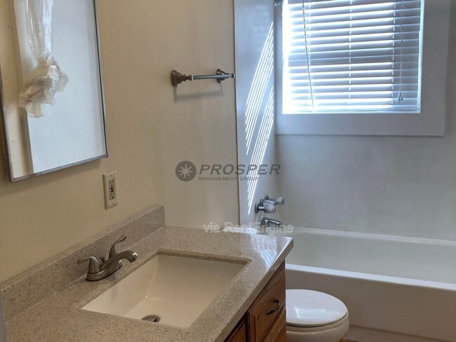 Building Photo - 37 Ashton St