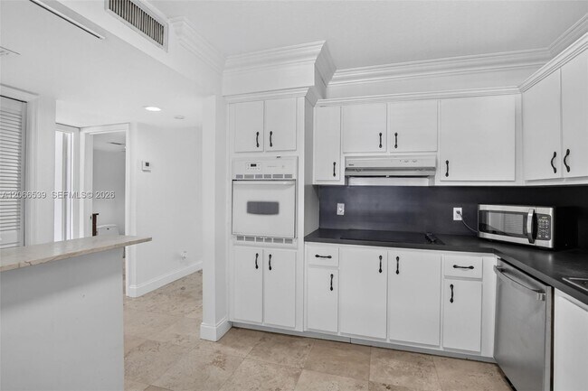 Building Photo - 359 Lakeview Dr