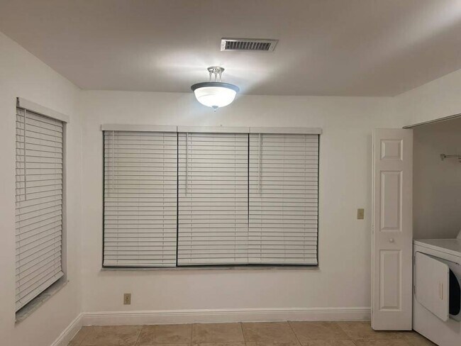 Building Photo - 3370 Pinewalk Dr N