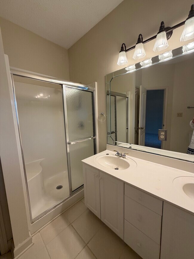 Building Photo - 200 Willow Green Dr