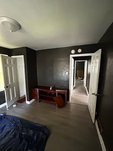 Building Photo - 5621 Sunbury Ave